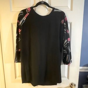 Like New! Black Lularoe Henley w Lipsticks on the sleeve 3X